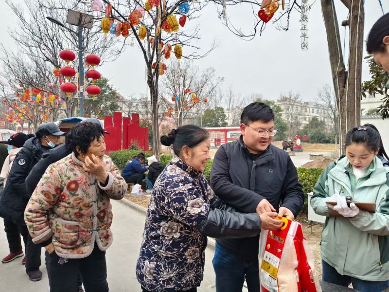愛(ài)無(wú)大小，盡力就好，這個(gè)世界的美好，莫過(guò)于愛(ài)心的循環(huán)，善心的傳遞，春節(jié)將至，河南全新機(jī)電公司給西北流村和亮馬臺(tái)村里的老人送去溫暖和關(guān)懷。